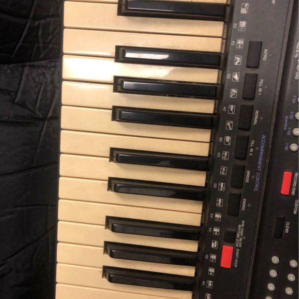 used Yamaha PSR-500 keyboard 61 key  electronic portable keyboard